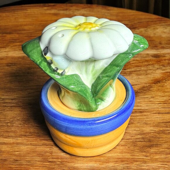 White Flower Daisy Salt and Pepper Shakers Easter Spring Dining Table - Picture 1 of 5